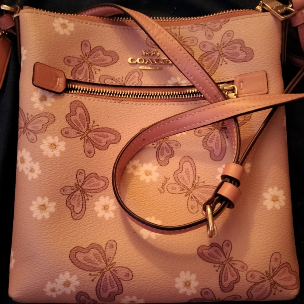 In excellent condition coach crossbody